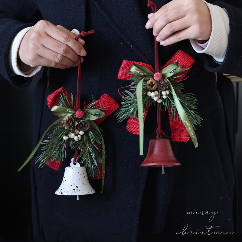 Коледна декорация за врата с панделка и камбанка, акцент шишарка, метал и дърво