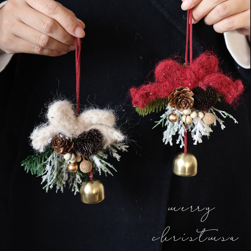 Коледна декорация за врата с панделка и камбанка, акцент шишарка, метал и дърво