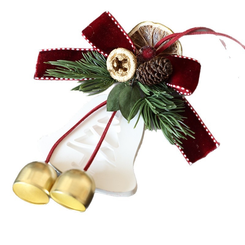 Коледна декорация за врата с панделка и камбанка, акцент шишарка, метал и дърво