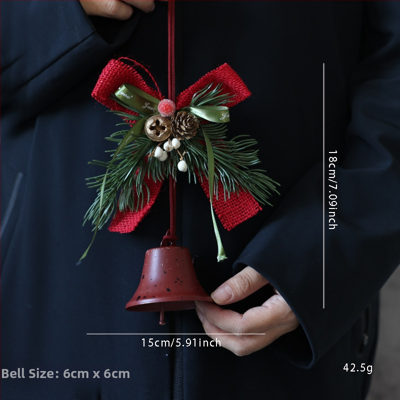 Коледна декорация за врата с панделка и камбанка, акцент шишарка, метал и дърво