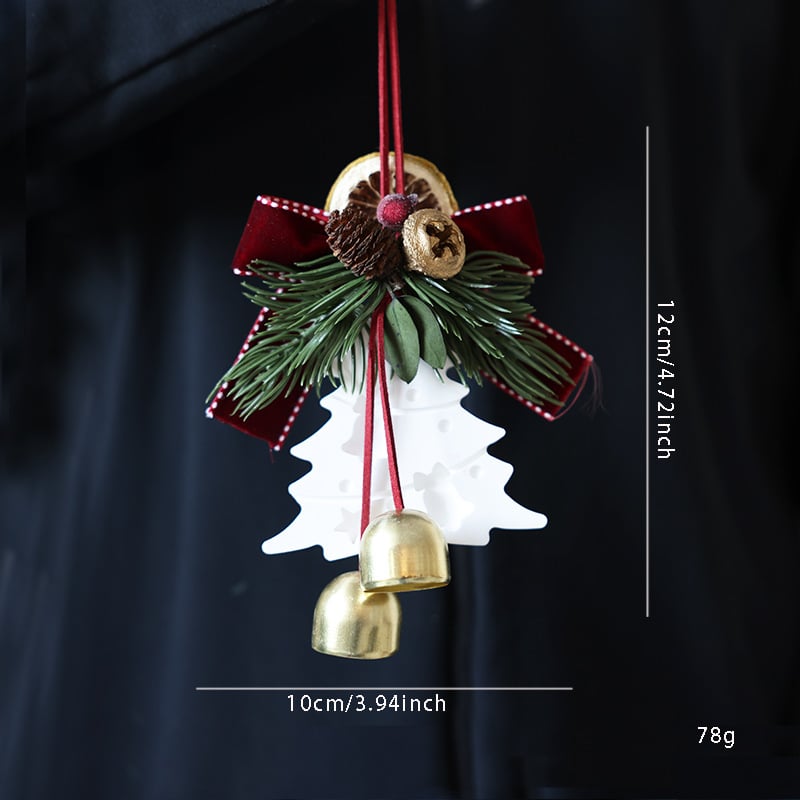 Коледна декорация за врата с панделка и камбанка, акцент шишарка, метал и дърво