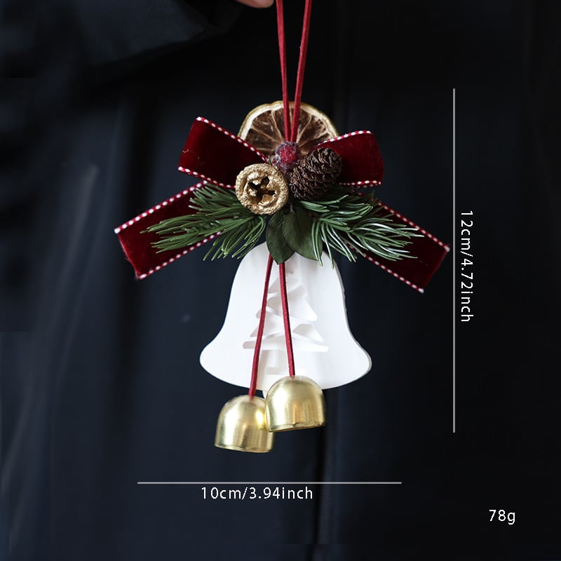 Коледна декорация за врата с панделка и камбанка, акцент шишарка, метал и дърво