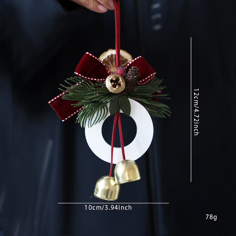 Коледна декорация за врата с панделка и камбанка, акцент шишарка, метал и дърво