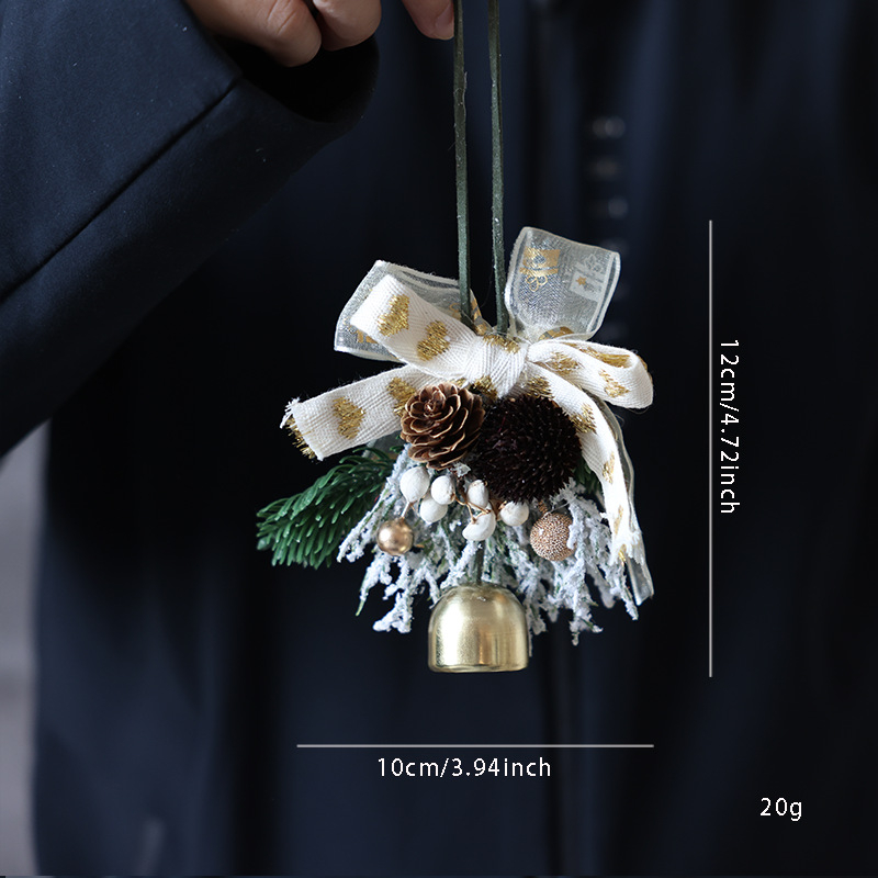 Коледна декорация за врата с панделка и камбанка, акцент шишарка, метал и дърво