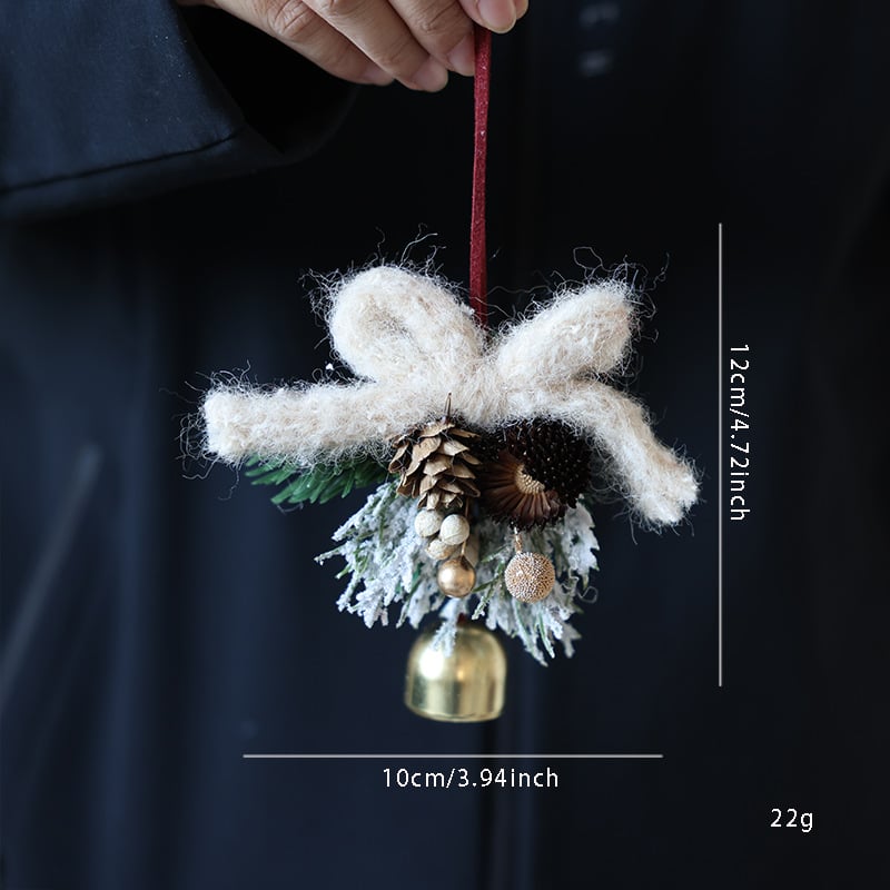 Коледна декорация за врата с панделка и камбанка, акцент шишарка, метал и дърво