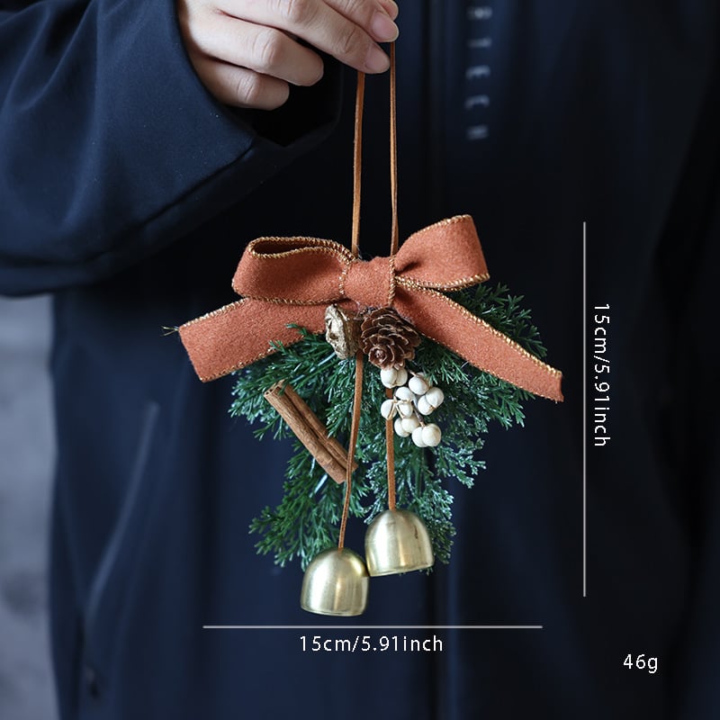 Коледна декорация за врата с панделка и камбанка, акцент шишарка, метал и дърво