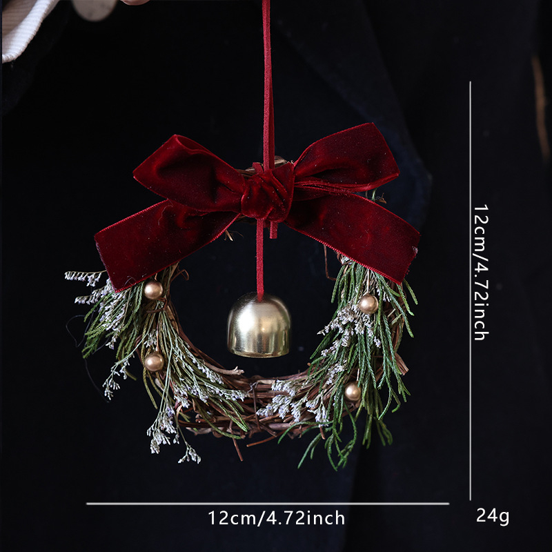 Коледна декорация за врата с панделка и камбанка, акцент шишарка, метал и дърво