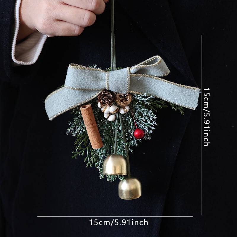 Коледна декорация за врата с панделка и камбанка, акцент шишарка, метал и дърво