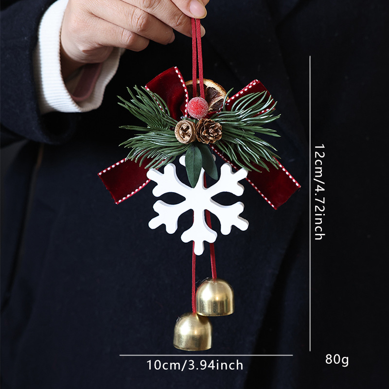 Коледна декорация за врата с панделка и камбанка, акцент шишарка, метал и дърво