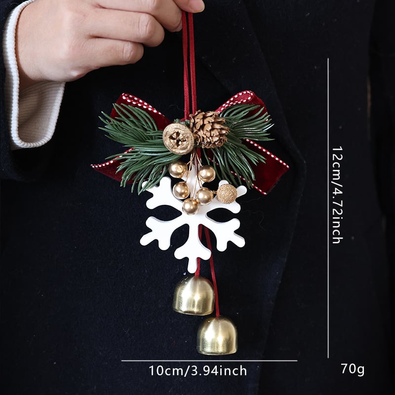 Коледна декорация за врата с панделка и камбанка, акцент шишарка, метал и дърво