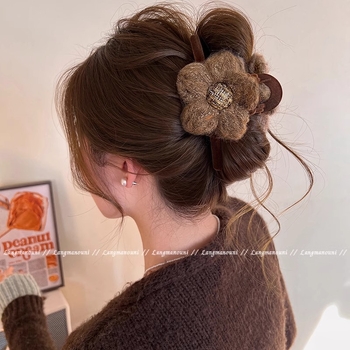 Wanxi velúr virág hajklipek – kézzel készült Chanel-stílusú, kevert anyagú