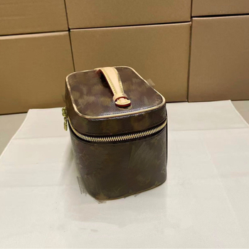 Nagy kapacitású kozmetikai táska, valódi bőr, betűs minta, vászon bélés, lélegző és vízálló