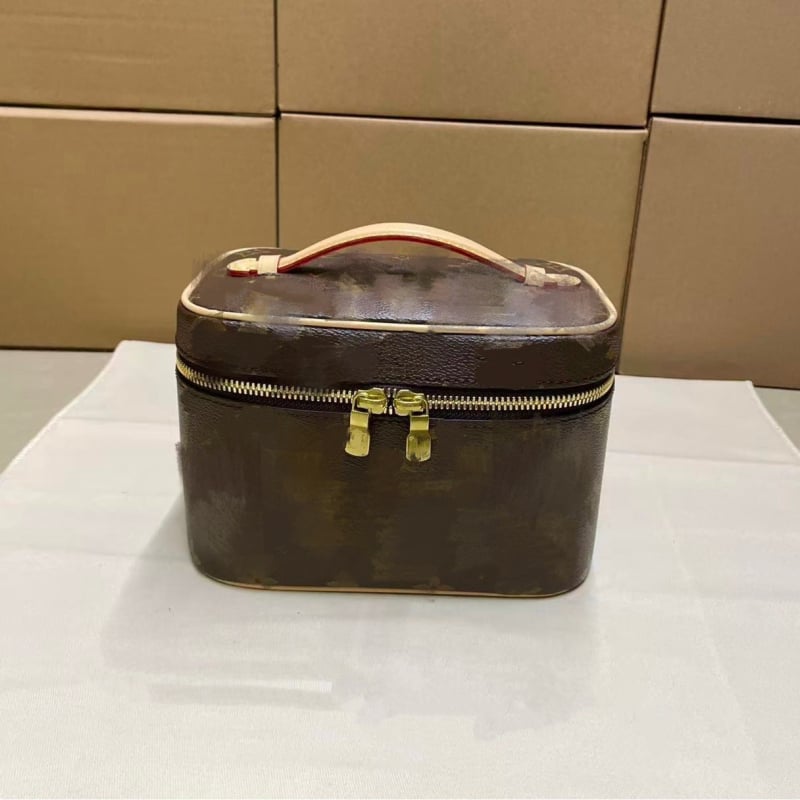 Nagy kapacitású kozmetikai táska, valódi bőr, betűs minta, vászon bélés, lélegző és vízálló