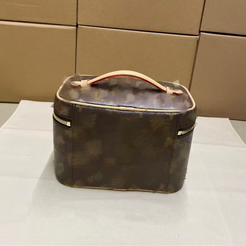 Nagy kapacitású kozmetikai táska, valódi bőr, betűs minta, vászon bélés, lélegző és vízálló