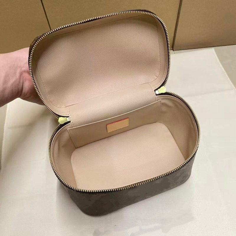 Nagy kapacitású kozmetikai táska, valódi bőr, betűs minta, vászon bélés, lélegző és vízálló