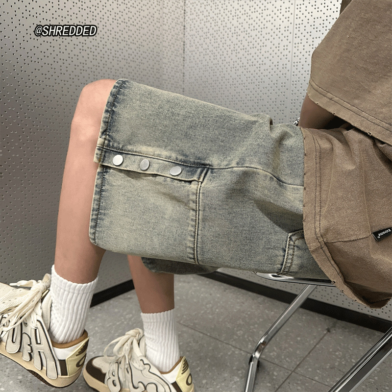 Férfi denim rövidnadrág elöl gombos és oldalsó hasítékkal, lazán szabott, 70% pamut, mikroelasztikussal, retro stílus, nyár.