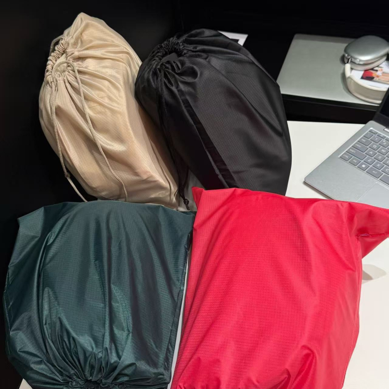 Nylon torba za putovanja s printsom slova - vodootporna i otporna na habanje, kapacitet 20-35 L, tri u jedan: za ramena, crossbody i ručno nošenje