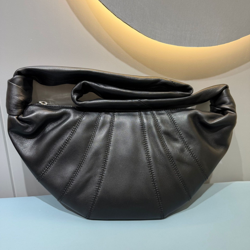 Torba od jahňeve kože – urbani minimalistički stil, oblik dumpling, zatvarač, platnena podstava
