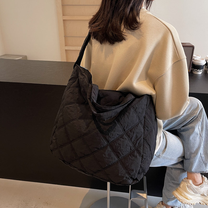 Nylon tote torba, vertikalno kvadratnog oblika, zatvarač, podstava od poliestera