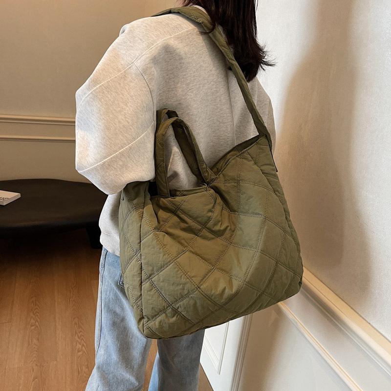 Nylon tote torba, vertikalno kvadratnog oblika, zatvarač, podstava od poliestera