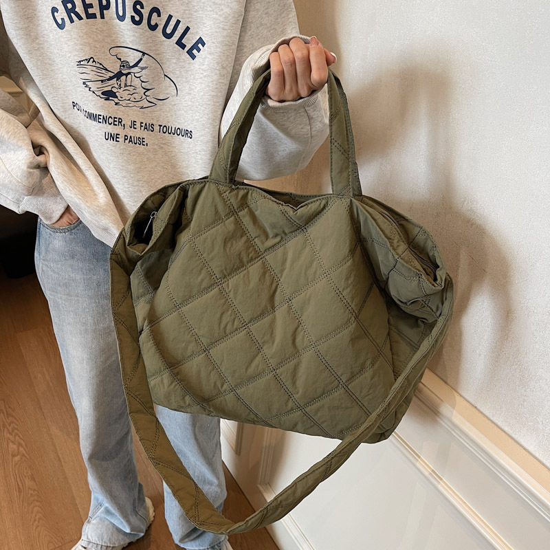Nylon tote torba, vertikalno kvadratnog oblika, zatvarač, podstava od poliestera