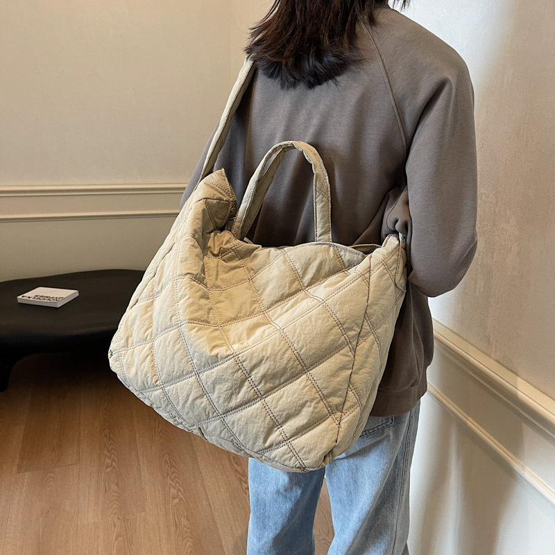 Nylon tote torba, vertikalno kvadratnog oblika, zatvarač, podstava od poliestera