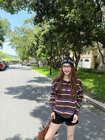 Kapuljašasti pleteni džemper s polu-visokim ovratnikom, prugast uzorak, smjesa ovčje vune i akrila