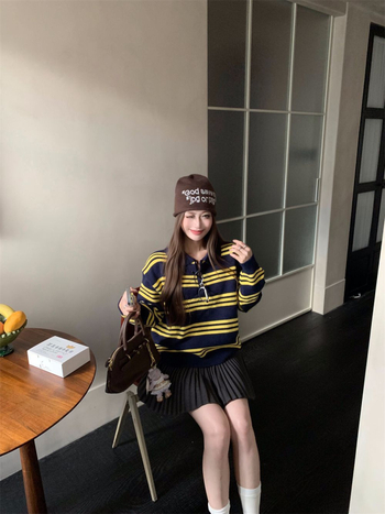 Kapuljašasti pleteni džemper s polu-visokim ovratnikom, prugast uzorak, smjesa ovčje vune i akrila