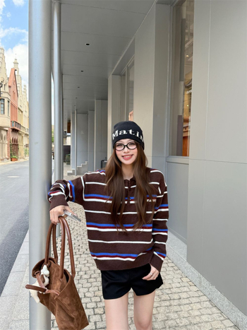 Kapuljašasti pleteni džemper s polu-visokim ovratnikom, prugast uzorak, smjesa ovčje vune i akrila