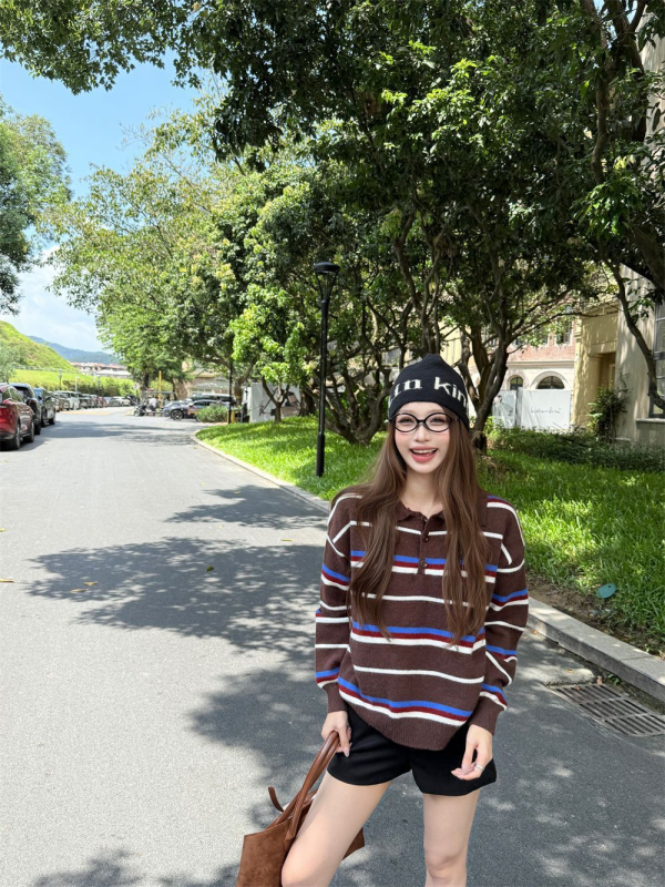 Kapuljašasti pleteni džemper s polu-visokim ovratnikom, prugast uzorak, smjesa ovčje vune i akrila