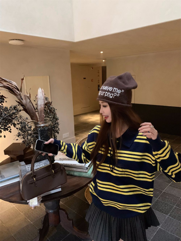 Kapuljašasti pleteni džemper s polu-visokim ovratnikom, prugast uzorak, smjesa ovčje vune i akrila