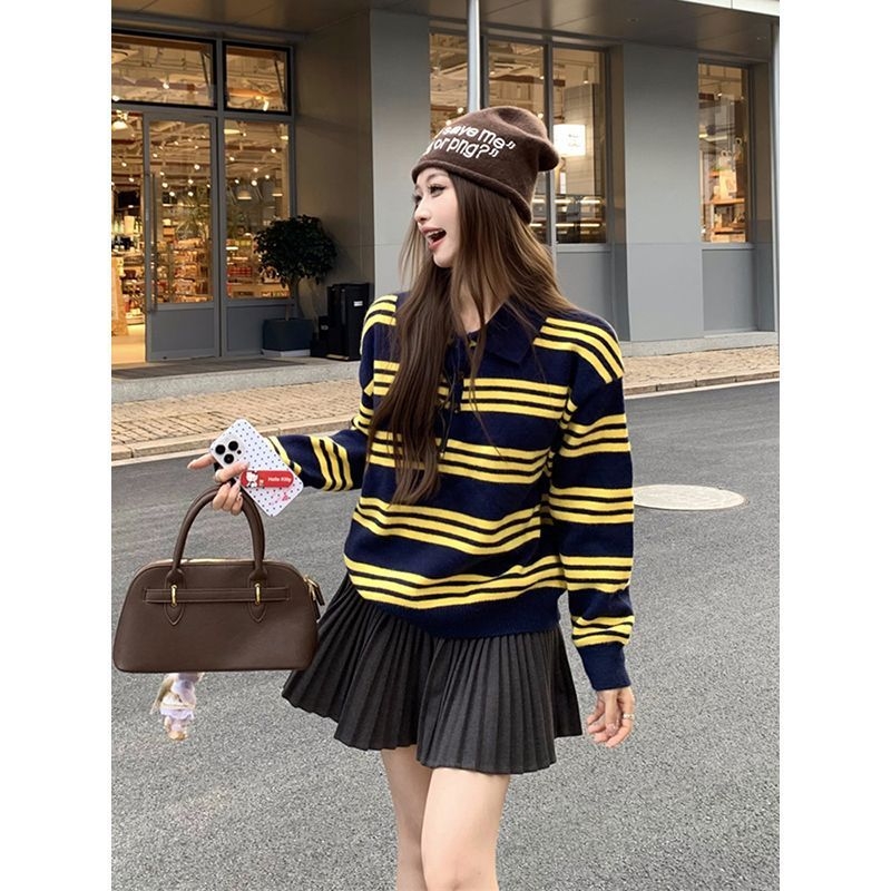 Kapuljašasti pleteni džemper s polu-visokim ovratnikom, prugast uzorak, smjesa ovčje vune i akrila