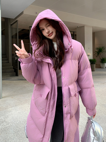 Palton lung din puf cu glugă, puf de rață 51-55%, țesătură poliesterică, croială în A, guler din blană de raccoon