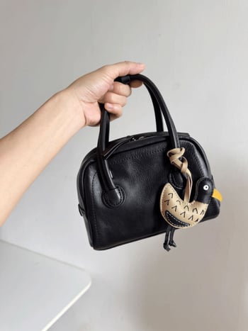 Τσάντα Μπόστον από δέρμα πρώτης στρώσης, με φερμουάρ, θήκη για κινητό και επένδυση από πολυεστέρα.