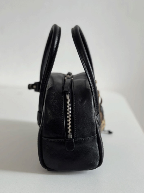 Τσάντα Μπόστον από δέρμα πρώτης στρώσης, με φερμουάρ, θήκη για κινητό και επένδυση από πολυεστέρα.