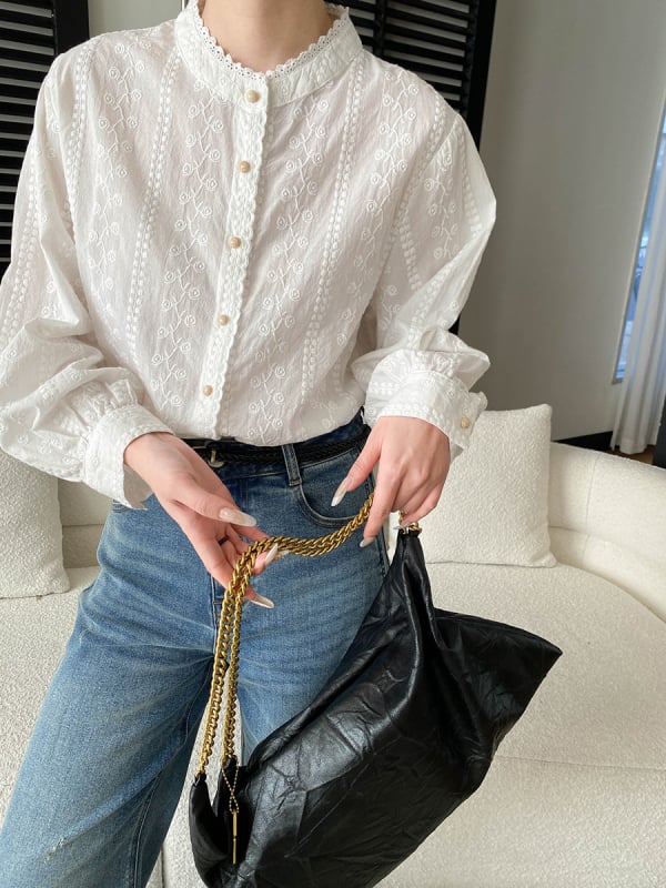 Блуза от памук с кръгла яка, дълги ръкави, бродерия с дантела и копчета в един ред