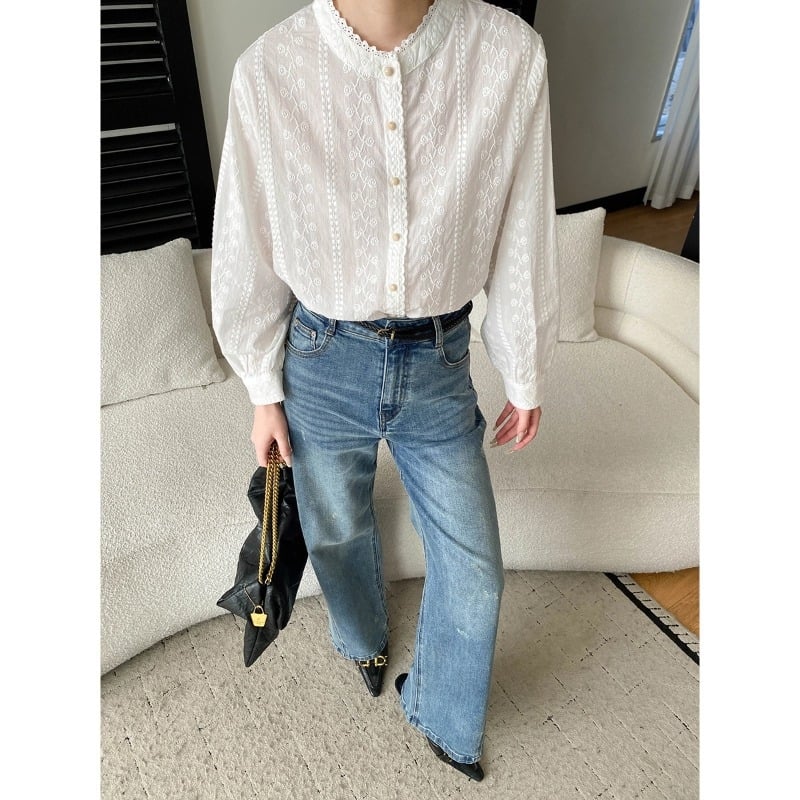 Блуза от памук с кръгла яка, дълги ръкави, бродерия с дантела и копчета в един ред