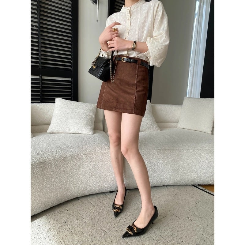 Блуза от памук с кръгла яка, дълги ръкави, бродерия с дантела и копчета в един ред