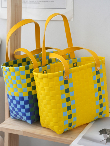 PVC szőtt táska, függőleges négyzet alakú, felső nyitás, belső dokumentumtartó zseb, PVC anyag