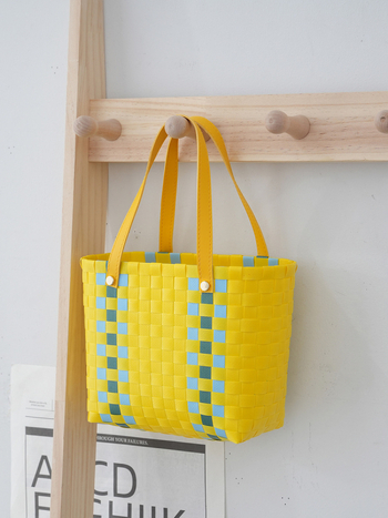 PVC szőtt táska, függőleges négyzet alakú, felső nyitás, belső dokumentumtartó zseb, PVC anyag