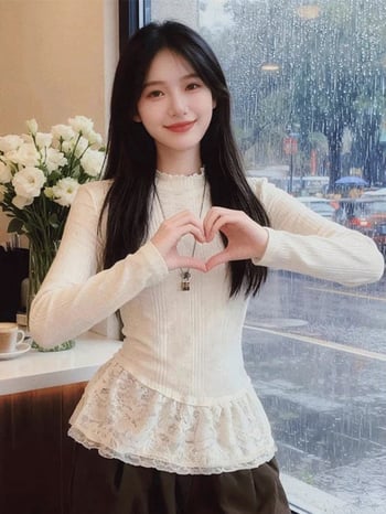 Памучен базов топ с полувисока яка, дълги ръкави, тесен силует, дантелен ръб с набори