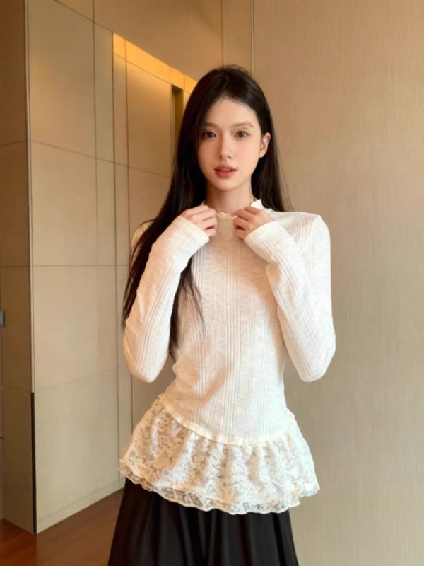 Памучен базов топ с полувисока яка, дълги ръкави, тесен силует, дантелен ръб с набори