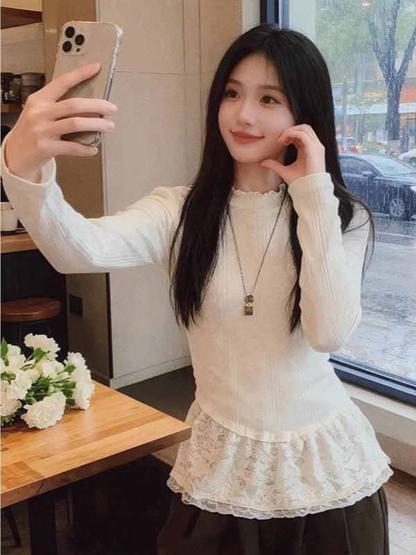 Памучен базов топ с полувисока яка, дълги ръкави, тесен силует, дантелен ръб с набори