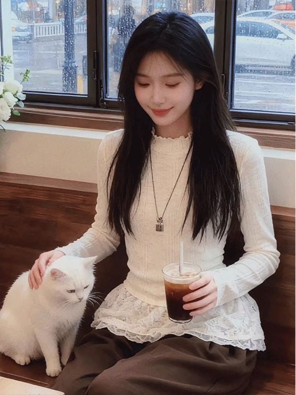 Памучен базов топ с полувисока яка, дълги ръкави, тесен силует, дантелен ръб с набори