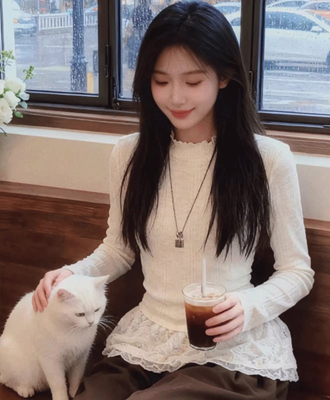 Памучен базов топ с полувисока яка, дълги ръкави, тесен силует, дантелен ръб с набори