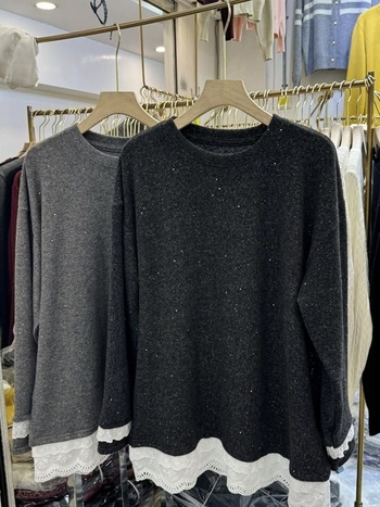 Тениска с дантелена кант и лъскава материя, дълги ръкави, кръгло деколте, свободен силует