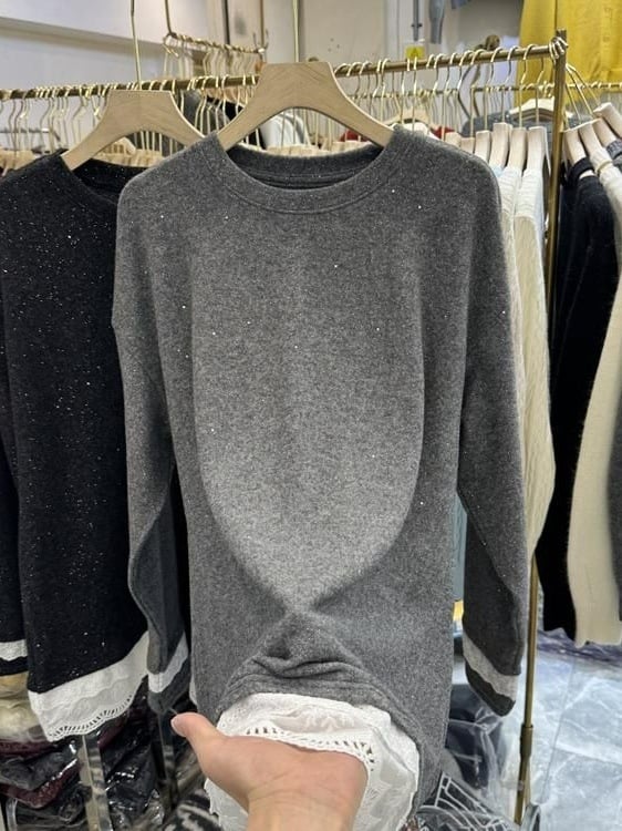 Тениска с дантелена кант и лъскава материя, дълги ръкави, кръгло деколте, свободен силует