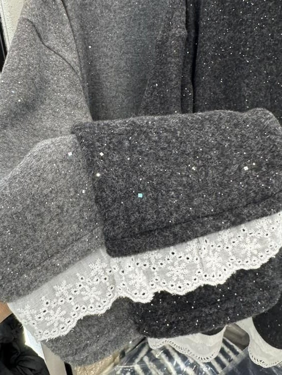 Тениска с дантелена кант и лъскава материя, дълги ръкави, кръгло деколте, свободен силует