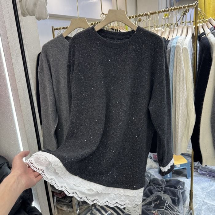 Тениска с дантелена кант и лъскава материя, дълги ръкави, кръгло деколте, свободен силует