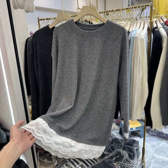 Тениска с дантелена кант и лъскава материя, дълги ръкави, кръгло деколте, свободен силует